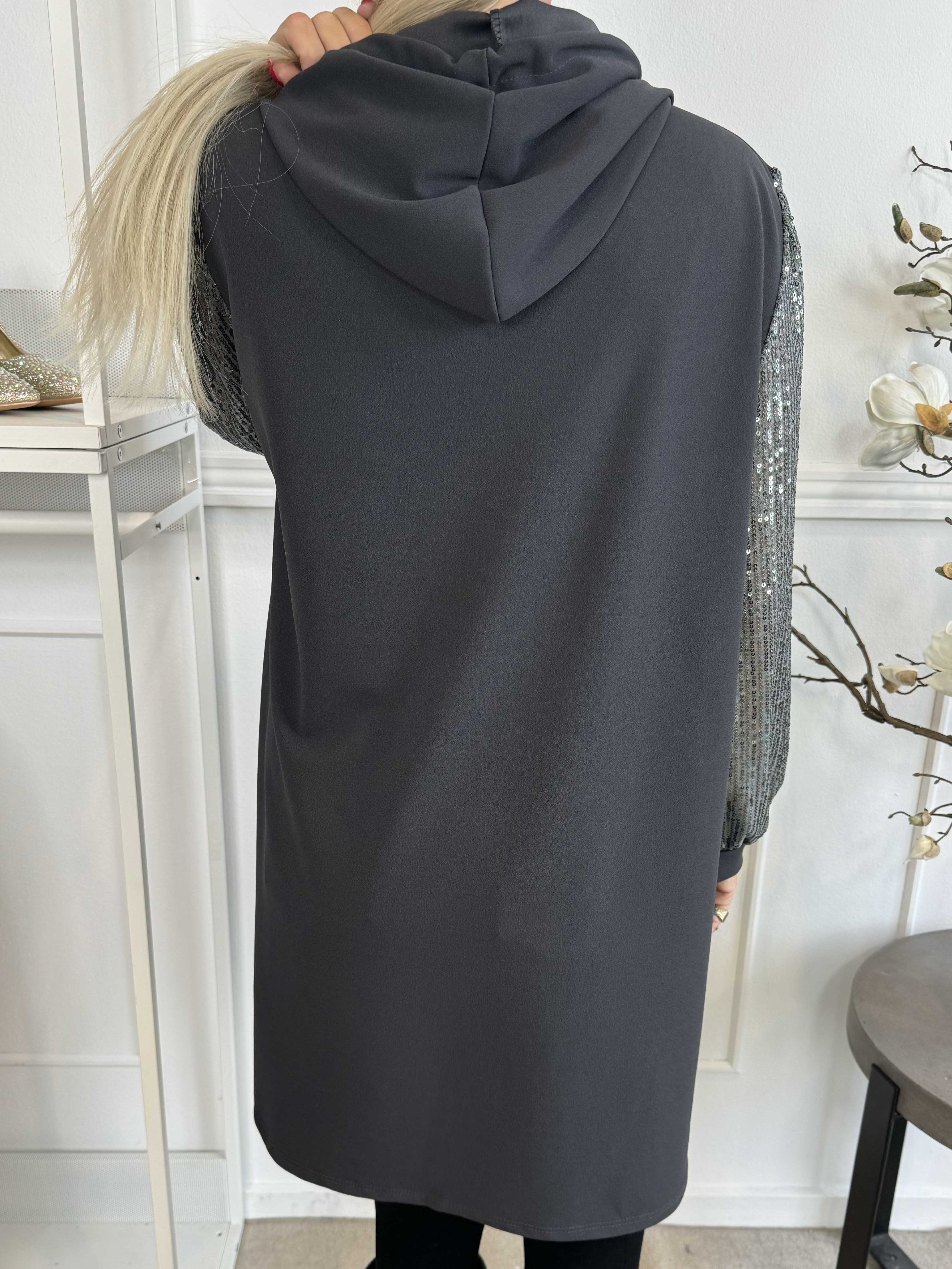 Adara - Ensfarvet hoodiekjole med pailletærmer